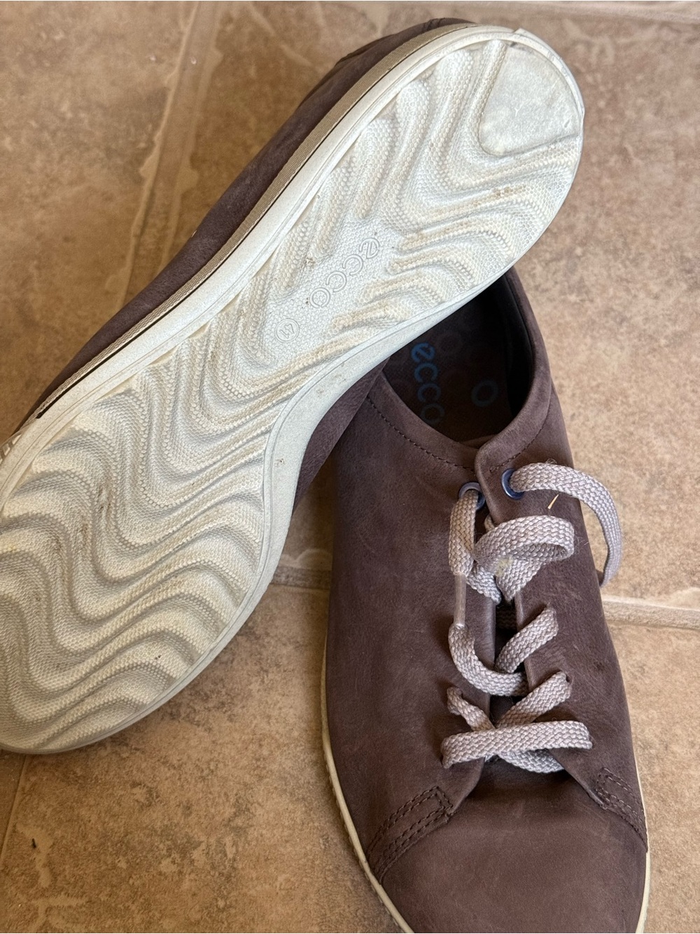 Ecco unisex leather Lace-Up Sneakers with Light Gray Laces